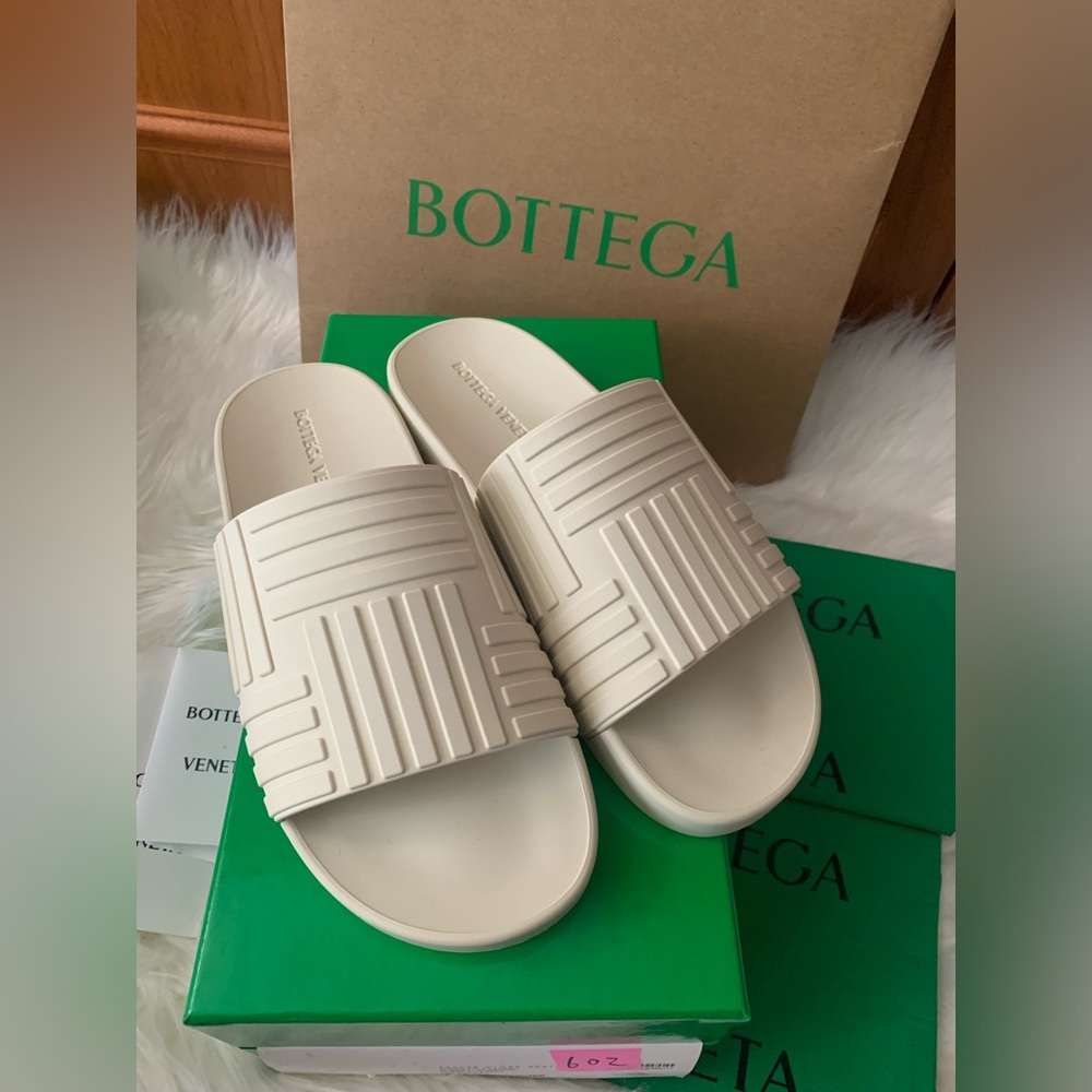 Spanking Brand New Bottega Veneta Summer Slides ❤️❤️